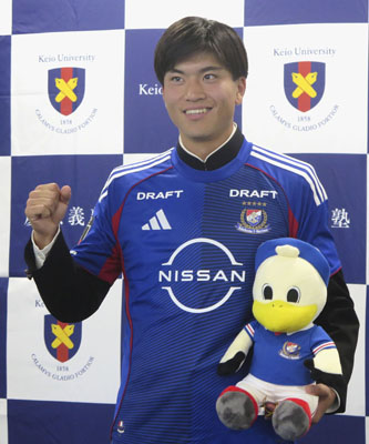 写真：ポーズをとるＪ１横浜Ｍの田中雄大＝東京都港区