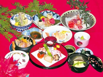 写真：四季折々の食材が楽しめるかわら家の懐石料理