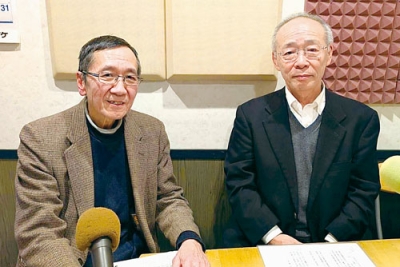 写真：８００回目の収録を終えた藤当さん（左）とゲストの九州大名誉教授の秋葉さん（提供写真）