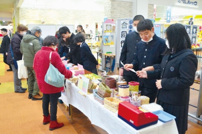 写真：児童生徒の力作を展示販売している合同作品展