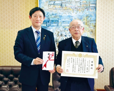 写真：今年も室蘭市に防犯ブザーを寄贈した室蘭地区自動車協会の三上会長（右）