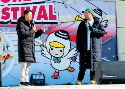 写真：０６年夏の甲子園決勝を振り返る斎藤さん（左）と本間さん