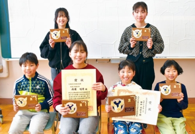 写真：「海の子作品展」での入賞を喜ぶ大岸小児童６人