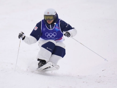 写真：【男子モーグル決勝２回目】コブを攻める堀島行真＝リビーニョ（共同）