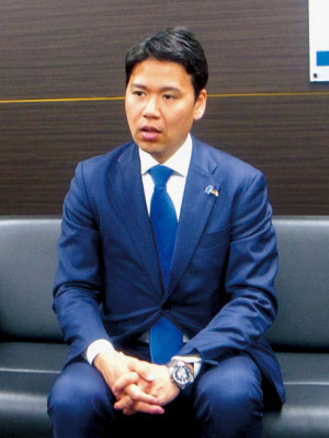 写真：野田社長との懇談で、選挙戦を振り返り今後の抱負を語る松下氏