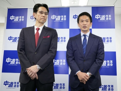 写真：報道陣の取材に応じる中道改革連合の階猛氏（左）と小川淳也氏＝１３日午前、東京・永田町の党本部