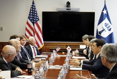 写真：ワシントンで会談する赤沢経産相（右から２人目）とラトニック米商務長官（左から２人目）＝１２日（経産省提供）