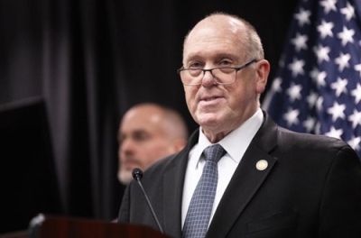 写真:12日、米ミネアポリスで、記者会見する国境警備責任者ホーマン氏(ゲッティ=共同)