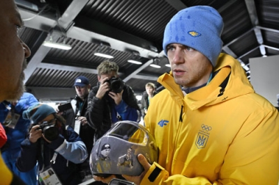 写真：失格決定を受け、ヘルメットを手に取材に応じるミラノ・コルティナ冬季五輪スケルトン男子ウクライナ代表のウラジスラフ・ヘラスケビッチ＝１２日、イタリア・コルティナダンペッツォ（共同）