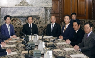 写真：国会内で開かれた衆院の各会派による協議会。右奥は木原官房長官＝１３日午前