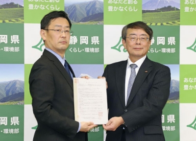 写真:リニア工事の拠点整備に関する協定書を持つ静岡県の平木省副知事(左)とJR東海の水野孝則副社長=13日午前、静岡県庁