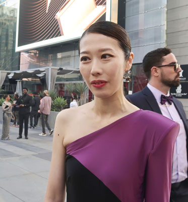 写真：授賞式後に取材に応じる挾間美帆＝ロサンゼルス（共同）