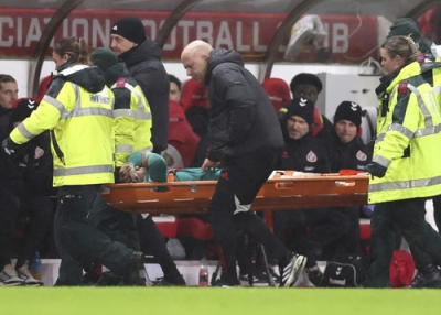 写真:サンダーランド戦の後半、担架で運ばれるリバプールの遠藤=サンダーランド(ゲッティ=共同)