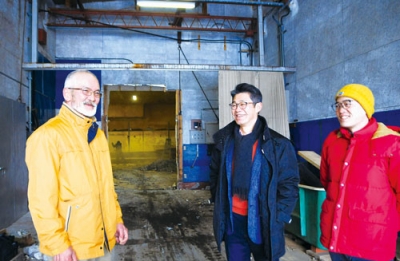 写真：洞爺湖町入江のワイナリー予定地で仲間と抱負を語る桜井さん（中央）＝１２日午前