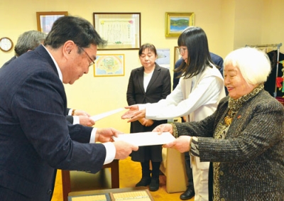 写真：小笠原市長から回答書を受け取る合田さんら有志の会