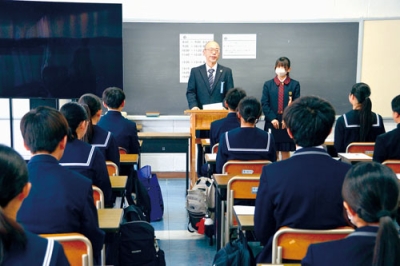 写真:受験生に試験の注意事項を説明する試験官=13日午前8時50分ごろ、海星学院高校