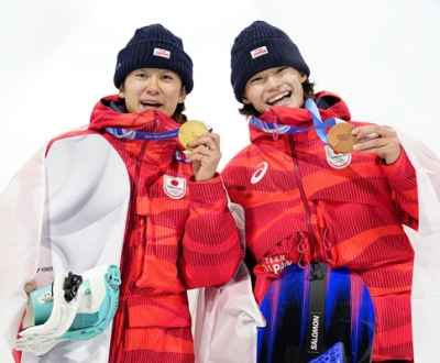 写真:男子ハーフパイプで金メダルを獲得した戸塚優斗(左)と銅メダルの山田琉聖=リビーニョ(共同)
