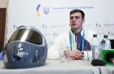 写真:失格処分を受け、記者会見するスケルトン男子ウクライナ代表のウラジスラフ・ヘラスケビッチ=12日、イタリア・ミラノ(共同)