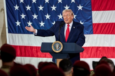 写真：米ノースカロライナ州フォートブラッグで兵士を前に発言するトランプ大統領＝１３日（ＡＰ＝共同）