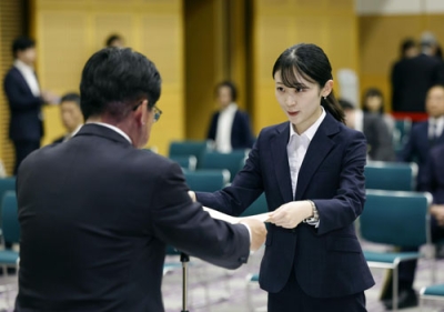 写真:第51回衆院選比例代表の当選証書を受け取る自民党の村木汀氏=14日午前、総務省