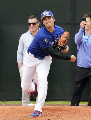 写真：キャンプ初日、ブルペンで投球練習する米大リーグ、ドジャースの大谷翔平＝１３日、グレンデール（共同）