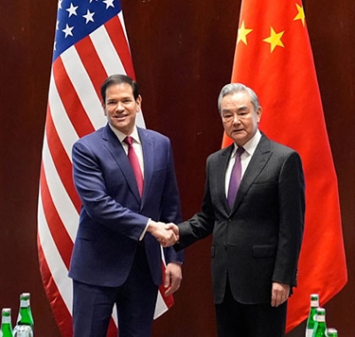 写真：握手するルビオ米国務長官（左）と中国の王毅外相＝１３日、ドイツ・ミュンヘン（ロイター＝共同）