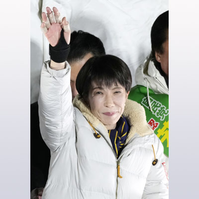 写真：衆院選の選挙戦最終日、「最後の訴え」で有権者に手を振る自民党総裁の高市首相＝東京都世田谷区