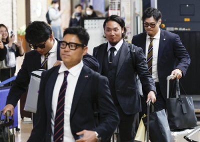 写真：ＷＢＣに向けた強化合宿のため、宮崎空港に到着した野球日本代表の（手前から）中村悠、森下、伊藤、佐藤＝日