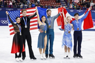 写真：アイスダンスの表彰式を終え、撮影に応じる銀メダルのマディソン・チョック、エバン・ベーツ組（左）、金メダルのロランス・フルニエボードリー、ギヨーム・シゼロン組（中央）＝１１日、ミラノ（共同）