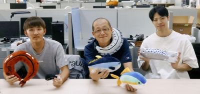 写真:公立はこだて未来大の研究室で和田雅昭教授(中央)と撮影に応じる、4年の小笠原海都さん(左)と祐川雅治さん=2025年9月、函館市