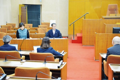 写真：委員と意見交換する小川さん（中央奥）と白川さん（左奥）