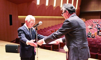 写真:仲川会長(右)から表彰状を受け取る三浦さん
