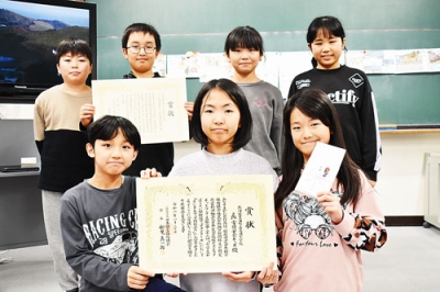 写真：「小学生ぼうさい探検隊マップコンクール」での入賞を喜ぶ児童