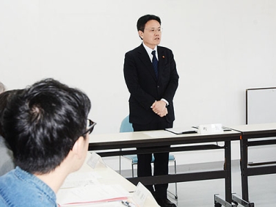 写真：環境審議会の冒頭であいさつする大塩町長