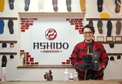 写真:靴底のカスタムやオーダーシューズを手がける「ASHIDO HOKKAIDO」代表の佐藤我久さん=札幌市