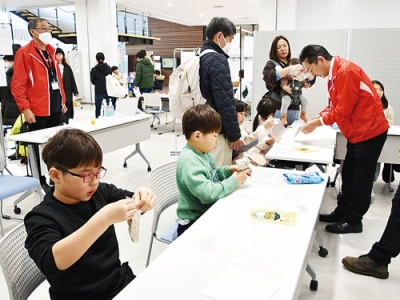 写真：コーヒーかすを再利用して、せっけん作りを楽しむに子どもたち