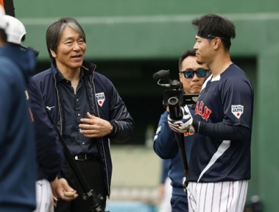 写真：ＷＢＣ日本代表の強化合宿を訪れ、佐藤（右）と話をする松井秀喜さん＝宮崎