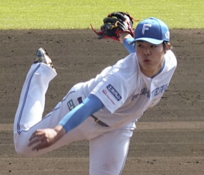 写真：紅白戦に登板した日本ハムの柴田＝名護