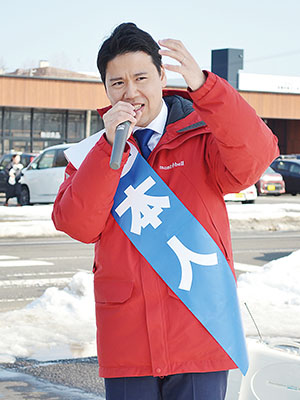 写真:街頭演説で国政への決意を語る松下氏=14日午後0時45分、室蘭・モルエ中島前