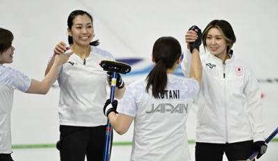 写真：【日本―スイス】第７エンド、２点を奪い喜ぶ吉村（右端）ら＝コルティナダンペッツォ（共同）