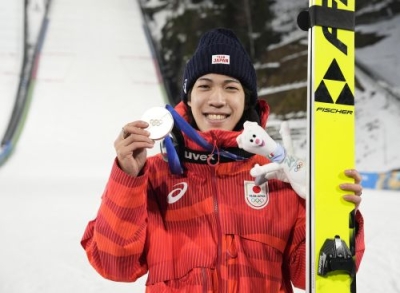 写真：男子個人ラージヒルで銀メダルを獲得し、笑顔で撮影に応じる二階堂蓮＝プレダッツォ（共同）