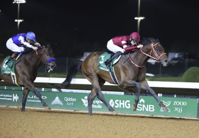 写真：サウジカップで２連覇を果たしたフォーエバーヤング（右）＝キングアブドルアジズ競馬場（共同）