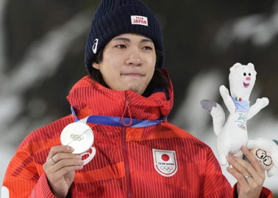 写真:男子個人ラージヒルで2位となり、涙目で銀メダルを手にする二階堂蓮=プレダッツォ(共同)