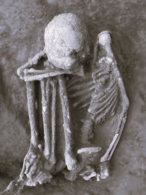 写真：中国南部にある約９千年前の遺跡で発見された、燻製されミイラになった中年女性の人骨（国際研究チーム提供）