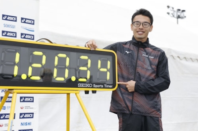 写真：日本選手権ハーフマラソン競歩男子を世界記録で制した山西利和＝神戸市