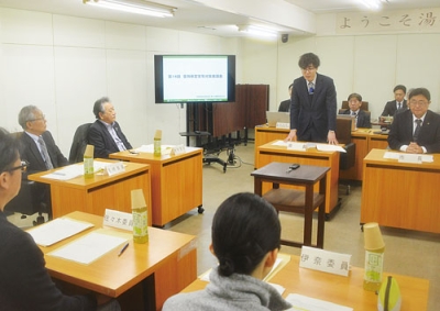 写真:再任されてあいさつする池田会長