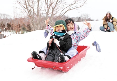 写真:笑顔でそり滑りを楽しむ子どもたち