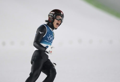 写真:ミラノ・コルティナ冬季五輪のノルディックスキー・ジャンプ男子個人ラージヒルで1回目の着地を決め、ほえる二階堂蓮=14日、イタリア・プレダッツォ(共同)