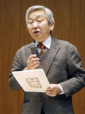 写真：北海道アイヌ協会の会員研修会で発言する日本考古学協会の石川日出志会長＝１５日午前、札幌市