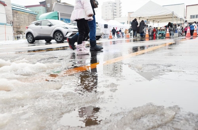 写真：気温が上がり、雪解けが進むイベント会場＝１５日、室蘭市中央町